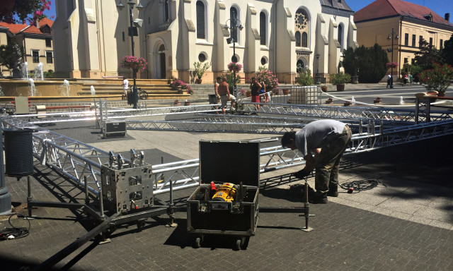 Nagyon sz&eacute;pen dolgoznak a fi&uacute;k a Kossuth t&eacute;ren - este kezdődik a  Kell egy h&eacute;t Egy&uuml;ttl&eacute;t!