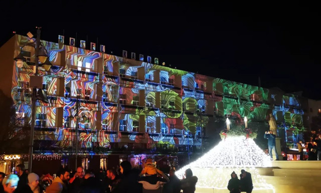 Az Ocho Macho zen&eacute;l id&eacute;n szilveszterkor a Kossuth t&eacute;ren