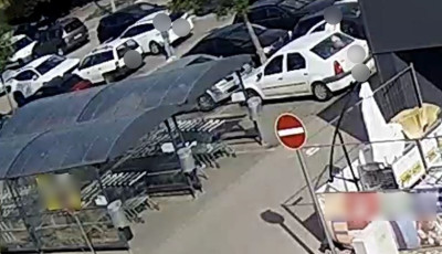 Bossz&uacute;b&oacute;l r&aacute;v&aacute;gta az aut&oacute; ajtaj&aacute;t a m&aacute;sik kocsira, t&ouml;bb mint k&eacute;tsz&aacute;zezres k&aacute;rt okozott