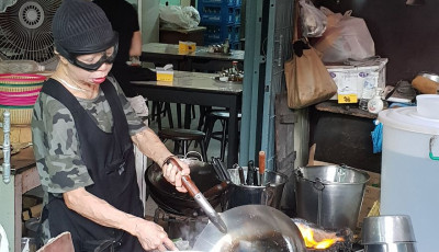 Igen, ez egy Michelin csillagos street food kaj&aacute;lda, amit egy 72 &eacute;ves n&eacute;ni visz