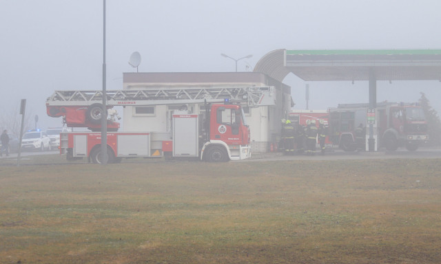 Nagyat&aacute;don tűz &uuml;t&ouml;tt ki az egyik benzink&uacute;t &eacute;p&uuml;let&eacute;ben