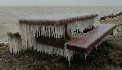 100 km/&oacute;ra feletti sz&eacute;l tombol a Balatonn&aacute;l