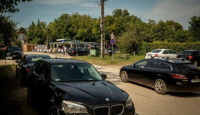 Fell&eacute;legezhetnek a helyiek - K&ouml;lt&ouml;zik N&aacute;n&aacute;si&eacute;k kisboltja Balatonakaratty&aacute;n