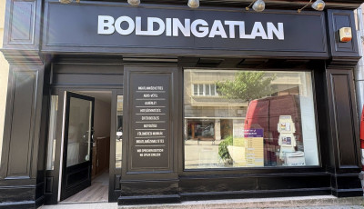 A Boldingatlan k&ouml;lt&ouml;zik a FotoStop hely&eacute;re a s&eacute;t&aacute;l&oacute;utc&aacute;n