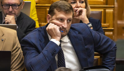 Bocs&aacute;natot k&eacute;rt a fideszes k&eacute;pviselő, mert kital&aacute;lt nevű aradi v&eacute;rtan&uacute;kkal eml&eacute;kezett meg okt&oacute;ber 6-&aacute;r&oacute;l