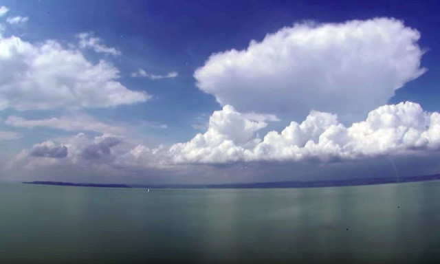 Ritk&aacute;n l&aacute;that&oacute; &eacute;gi jelens&eacute;get r&ouml;gz&iacute;tettek a Balatonn&aacute;l!