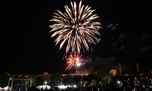 B&aacute;mulatos fot&oacute;kon a kaposv&aacute;ri &uuml;nnepi tűzij&aacute;t&eacute;k - GAL&Eacute;RIA