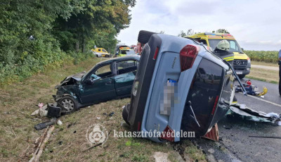 H&aacute;rom aut&oacute; &uuml;tk&ouml;z&ouml;tt Somn&aacute;l, az egyik utast a tűzolt&oacute;k v&aacute;gt&aacute;k ki