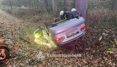Felborult egy aut&oacute; Kisbajom k&ouml;zel&eacute;ben