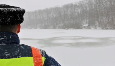 Egyelőre a Balaton &eacute;s a Deseda jeg&eacute;n is TILOS tart&oacute;zkodni, aki m&eacute;gis megteszi, ak&aacute;r 200 ezres b&iacute;rs&aacute;got is kaphat!