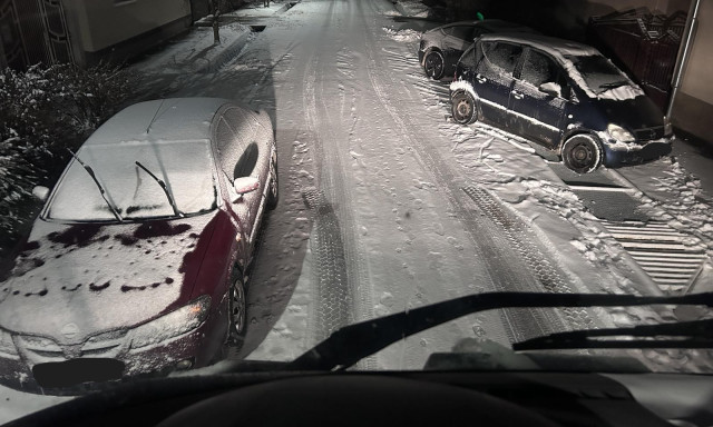 Parkol&oacute; aut&oacute;k akad&aacute;lyozt&aacute;k a h&oacute;kotr&oacute;kat Kaposv&aacute;ron