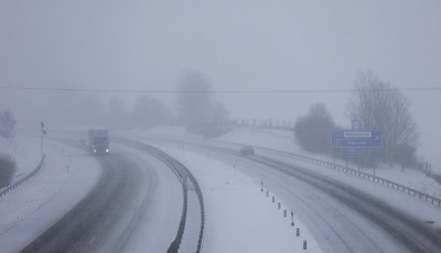 Forgalmi rend v&aacute;ltoz&aacute;sok, fennakad&aacute;sok az M1-es &eacute;s az M0-s aut&oacute;p&aacute;ly&aacute;n - Balesetek, elakadt kamionok nehez&iacute;tik a k&ouml;zleked&eacute;st