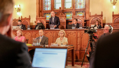 Befagyasztott&aacute;k a polg&aacute;rmesterek b&eacute;r&eacute;t, elvett&eacute;k a k&ouml;lts&eacute;gt&eacute;r&iacute;t&eacute;st is
