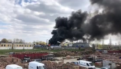 Kigyulladt egy busz a Rakt&aacute;r utc&aacute;ban - VIDE&Oacute;