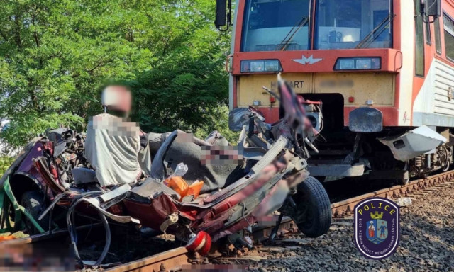 &Uacute;jabb trag&eacute;dia egy vas&uacute;ti &aacute;tj&aacute;r&oacute;ban - Elsodorta az aut&oacute;t a motorvonat, heten meghaltak