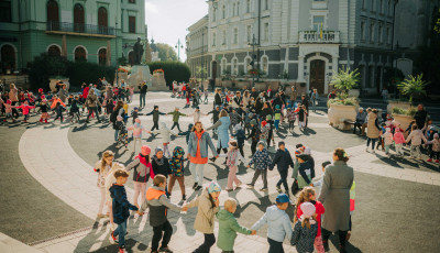 Gyerekek lept&eacute;k el a Kossuth teret a Zene Vil&aacute;gnapj&aacute;n - GAL&Eacute;RIA