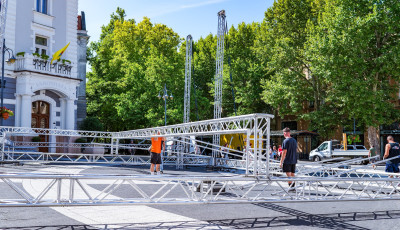M&aacute;r &eacute;p&uuml;l a Rippl Feszt Kossuth t&eacute;ri sz&iacute;npada, &iacute;me a programok napi bont&aacute;sban