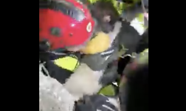 A mentőegys&eacute;g egyik kaposv&aacute;ri tagja mentett ki egy m&aacute;sf&eacute;l &eacute;ves gyermeket a romok al&oacute;l - VIDE&Oacute;