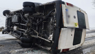 &Aacute;rokba cs&uacute;szott szem&eacute;lyaut&oacute;khoz, felborult kisbuszhoz riasztott&aacute;k a somogyi tűzolt&oacute;kat