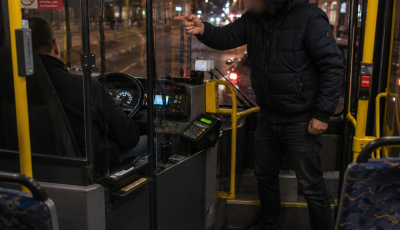R&eacute;szegen balh&eacute;zott a buszon, a sofőrt is megfenyegette, lek&ouml;pte a kaposv&aacute;ri f&eacute;rfi