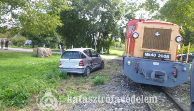 Vonat &eacute;s aut&oacute; &uuml;tk&ouml;z&ouml;tt Balatonfenyves k&uuml;lter&uuml;let&eacute;n