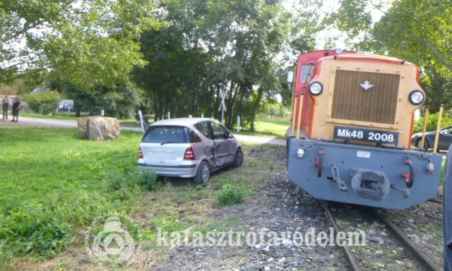 Vonat &eacute;s aut&oacute; &uuml;tk&ouml;z&ouml;tt Balatonfenyves k&uuml;lter&uuml;let&eacute;n