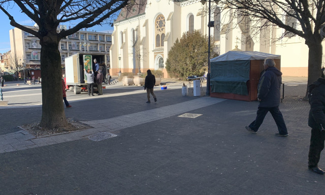 Elkezdt&eacute;k &ouml;sszerakni a pavilonokat! - &Eacute;p&uuml;l a farsangi karnev&aacute;l