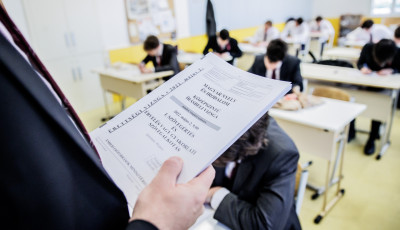 Sz&aacute;mos veszpr&eacute;mi iskol&aacute;ban kezdik meg h&eacute;tfőn a di&aacute;kok az idei &eacute;retts&eacute;git