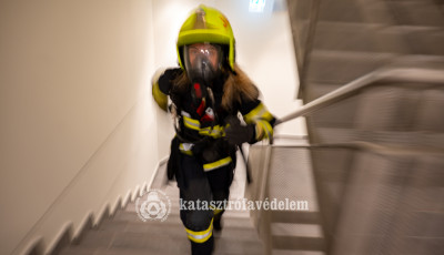 Taroltak a somogyi tűzolt&oacute;k  a l&eacute;pcsőfut&oacute;-bajnoks&aacute;gon az orsz&aacute;g legmagasabb sz&eacute;kh&aacute;z&aacute;ban