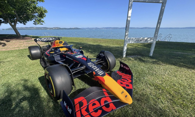 Vas&aacute;rnap a Red Bull F1-es aut&oacute;ja parkolt Zam&aacute;rdiban a strandon