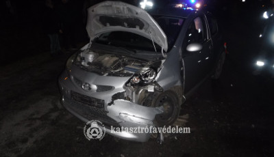 Front&aacute;lisan &uuml;tk&ouml;z&ouml;tt k&eacute;t aut&oacute; Kiskorp&aacute;don