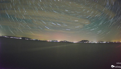 Tűzg&ouml;mb &eacute;s sarki f&eacute;ny vil&aacute;g&iacute;totta meg az őszi &eacute;gboltot