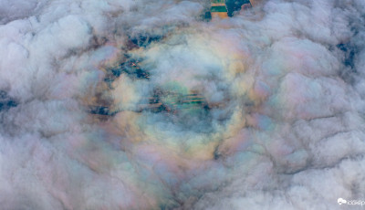 K&uuml;l&ouml;nleges felhőform&aacute;k &eacute;s f&eacute;nyjelens&eacute;gek tűntek fel a h&eacute;tv&eacute;g&eacute;n