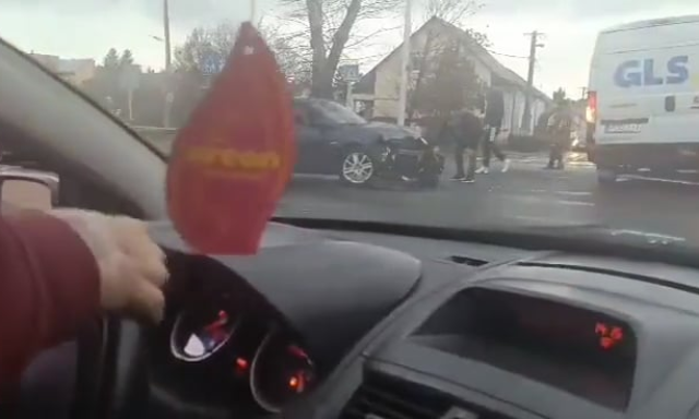 Cs&uacute;nya baleset a P&aacute;zm&aacute;ny P&eacute;ter utcai kereszteződ&eacute;sben, egy teheraut&oacute; is &eacute;rintett - VIDE&Oacute;
