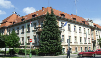 Vizsg&aacute;lat indult egy kaposv&aacute;ri rendőr ellen, mert a h&aacute;ts&oacute; ajt&oacute;n engedte ki Ruszin-Szendit