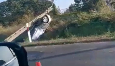 Cs&uacute;ny&aacute;n feltekeredett a betonoszlopra egy aut&oacute;s a t&ouml;r&ouml;cskei kereszteződ&eacute;sben - VIDE&Oacute;