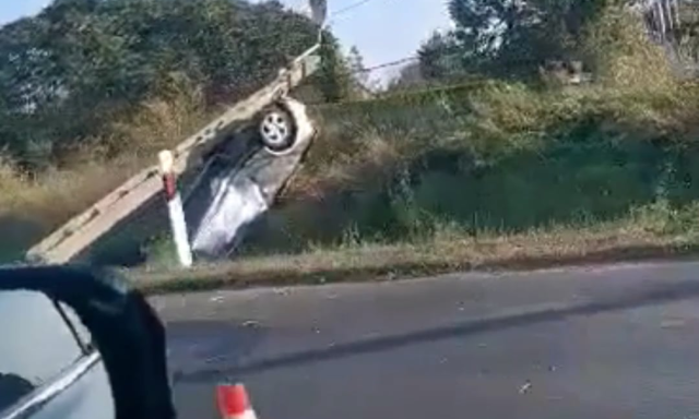 Cs&uacute;ny&aacute;n feltekeredett a betonoszlopra egy aut&oacute;s a t&ouml;r&ouml;cskei kereszteződ&eacute;sben - VIDE&Oacute;