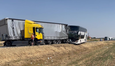 Balesetet szenvedett egy T&aacute;ncsicsos di&aacute;kokat sz&aacute;ll&iacute;t&oacute; busz Szabadk&aacute;n&aacute;l