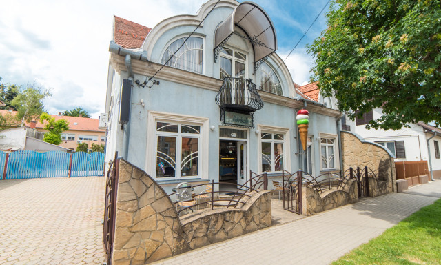 Szuper fagyikkal, állandó nyitvatartással és ínycsiklandó sütikkel vár benneteket a Kisfaludy Cukrászda!
