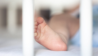 Brut&aacute;lis m&oacute;don v&eacute;gzett &uacute;jsz&uuml;l&ouml;tt gyermek&eacute;vel egy p&eacute;csi koll&eacute;gista
