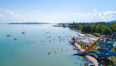 Kihirdett&eacute;k az idei K&eacute;k Hull&aacute;m Z&aacute;szl&oacute; strandminős&iacute;t&eacute;s eredm&eacute;nyeit a balatoni strandokn&aacute;l