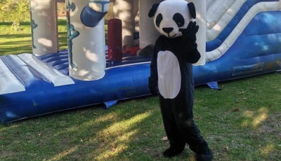 Gigantikus m&eacute;retű pand&aacute;t &ouml;lelgethettek kedden a Kossuth t&eacute;ren