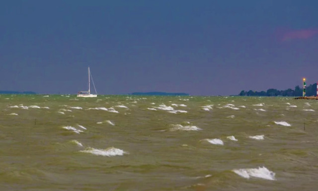 R&eacute;vf&uuml;l&ouml;ptől eg&eacute;szen Balatonlell&eacute;ig sodr&oacute;dtak az &eacute;letvesz&eacute;lyes helyzetbe ker&uuml;lt horg&aacute;szok, a v&iacute;zirendőr&ouml;k mentett&eacute;k meg őket