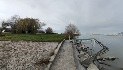 Hi&aacute;ba tiltakoznak a helyiek a 99 lak&aacute;sos luxuslak&oacute;park ellen, elker&iacute;tett&eacute;k a fony&oacute;di szabadstrandot