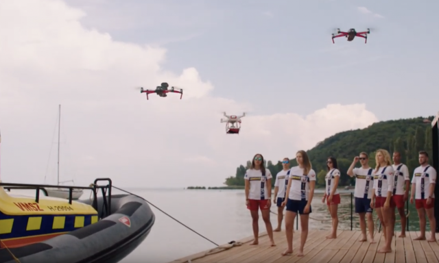 M&aacute;r robotok vigy&aacute;znak r&aacute;nk a v&iacute;zben is - Dr&oacute;nokkal bőv&uuml;lt a Balaton v&iacute;zimentő csapata!