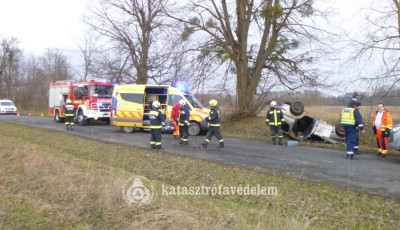 Felborult egy aut&oacute; Koml&oacute;sd &eacute;s P&eacute;terhida k&ouml;z&ouml;tt