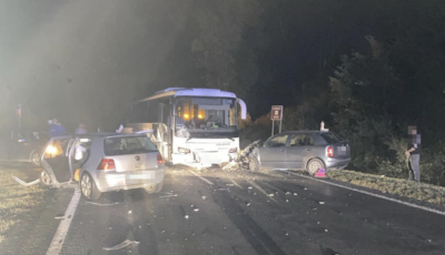 K&eacute;t szem&eacute;lyaut&oacute; &eacute;s egy busz karambolozott Si&oacute;fokn&aacute;l