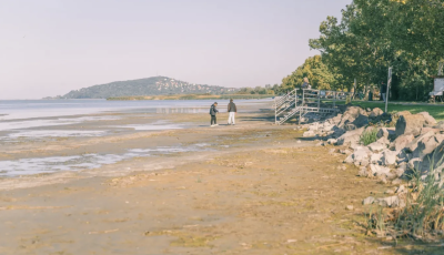 Annyira nincs v&iacute;z a Balatonban, hogy s&eacute;t&aacute;lni lehet a medr&eacute;ben