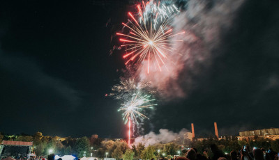 K&eacute;t helysz&iacute;n, tűzij&aacute;t&eacute;k, P&eacute;ly Barna 50 koncert - &Iacute;me az augusztus 20-i programok