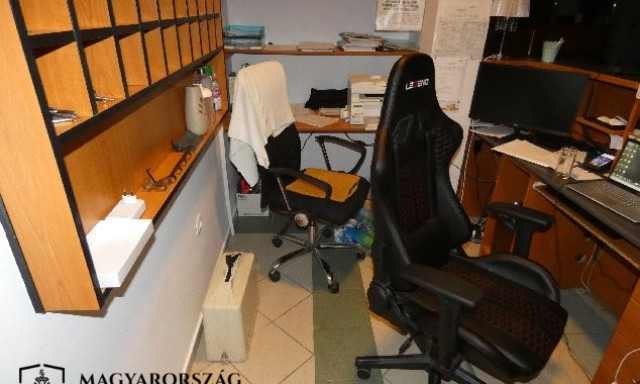 85 ezret lopott ki a panzi&oacute; recepci&oacute;s&aacute;nak p&eacute;nzt&aacute;rc&aacute;j&aacute;b&oacute;l egy hajl&eacute;ktalan